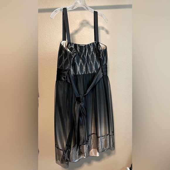 Black and gold ombré A-line cocktail dress - Picture 2 of 5